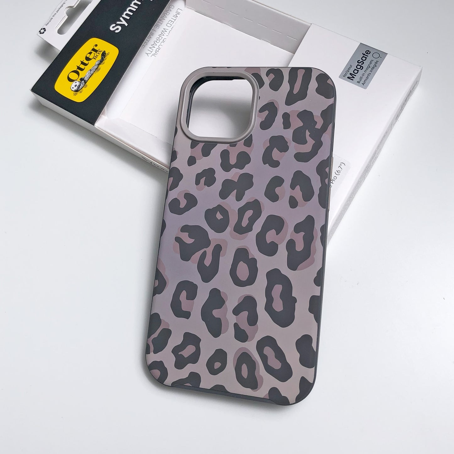 iPhone 15 Pro Max Otterbox Symmetry w/ MagSafe Graphics Series Case - Grey (Wild Cat) - 15-11601