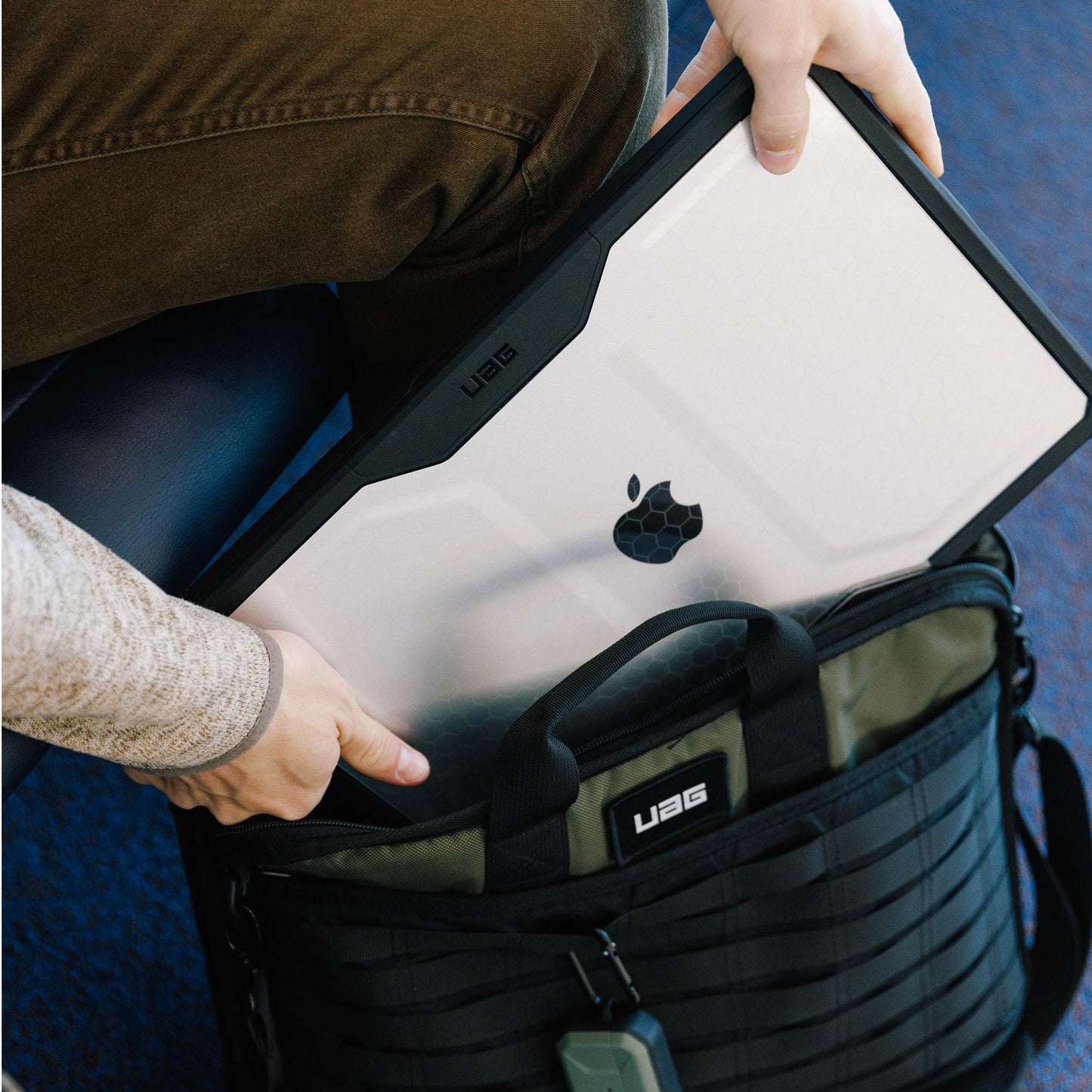 MacBook Pro 16-in  M3/M4 Max & Pro UAG Plyo Case - Ice - 15-14285