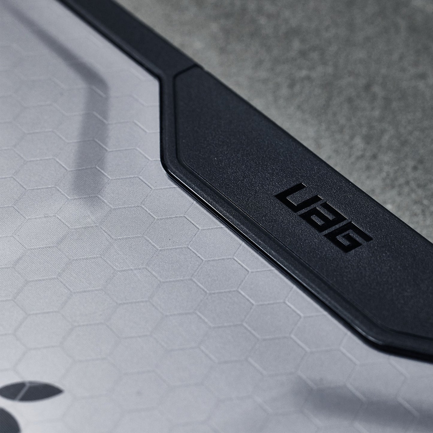 MacBook Air 13-in. M2/M3/M4 UAG Plyo Case - Ice/Black - 15-14286